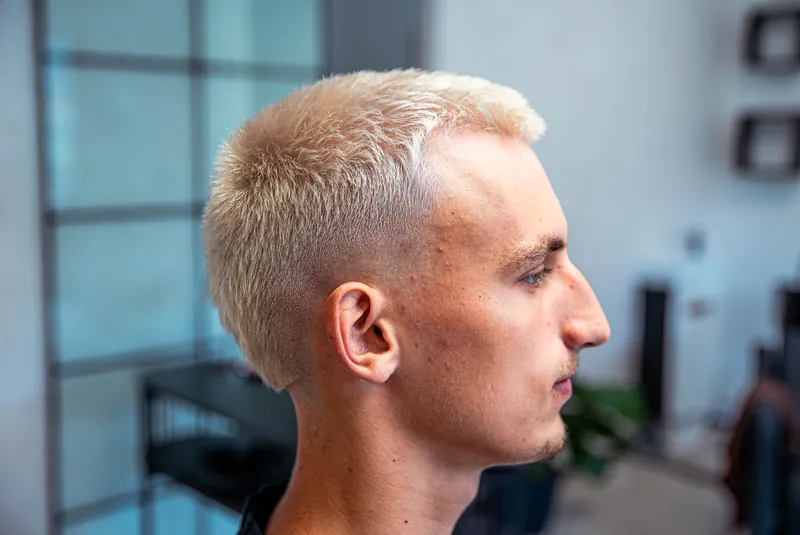 Světlý pánský střih crop fade